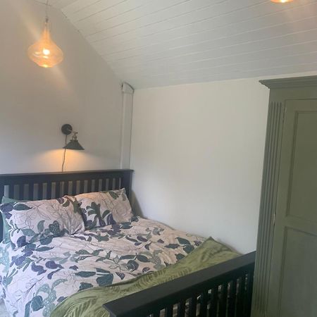 Newly Refurbished One Bedroom With Additional Sofa Bed Self Contained Flat In Garden Abbots Langley Экстерьер фото